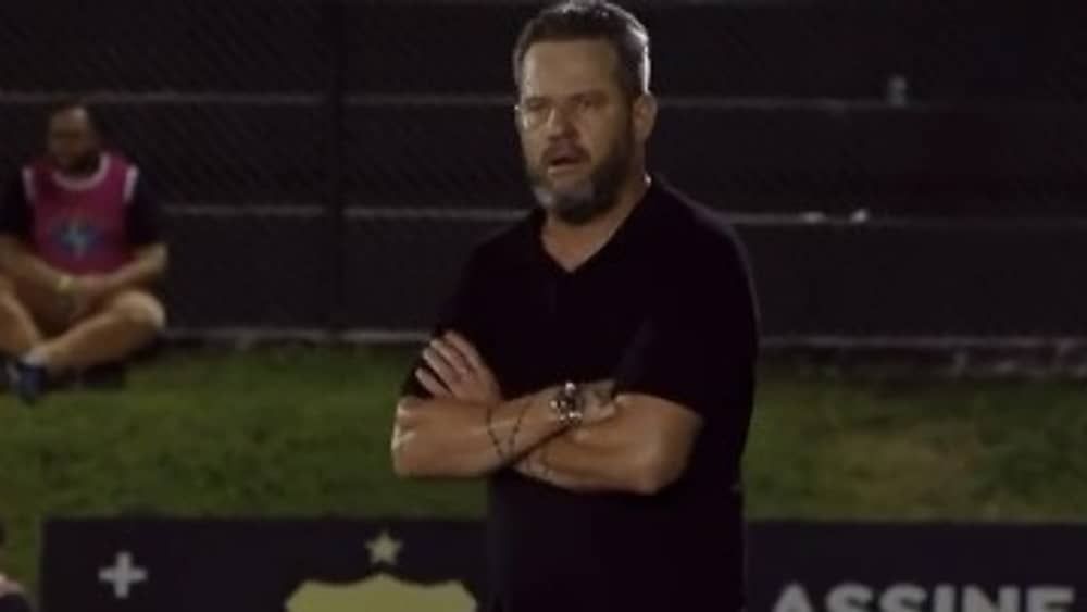'Vou botar minha mãe para jogar', dispara técnico em discussão com torcedor