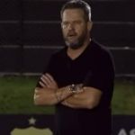 'Vou botar minha mãe para jogar', dispara técnico em discussão com torcedor