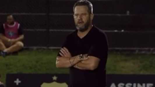 Argel Fuchs se irritou com torcedor durante jogo do ABC