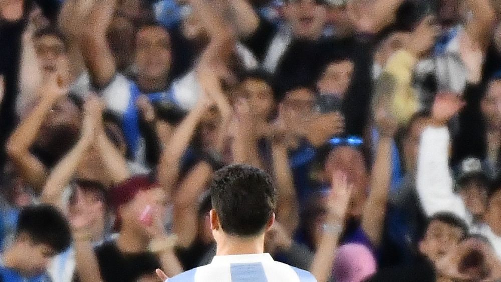 Brasileiro flagra gestos racistas de torcedor argentino em jogo no Monumental