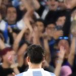 Brasileiro flagra gestos racistas de torcedor argentino em jogo no Monumental