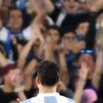 Brasileiro flagra gestos racistas de torcedor argentino em jogo no Monumental