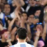 Brasileiro flagra gestos racistas de torcedor argentino em jogo no Monumental