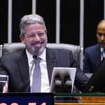 Arthur Lira libera deputados para votarem por app em semana de feriado