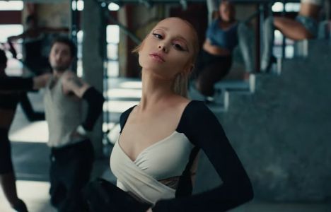 Ariana Grande no clipe de 'yes, and?'