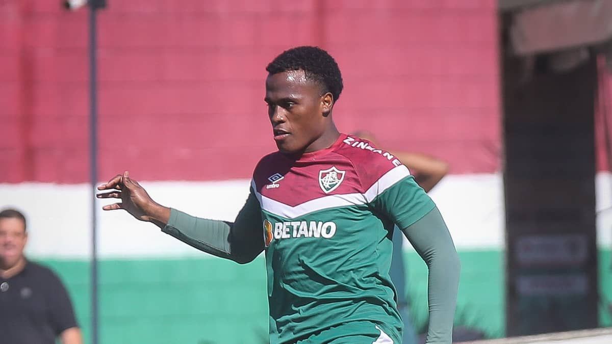 Arias faz paralelo entre literatura e futebol por sonho no Fluminense