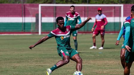 Arias treinando com todo o elenco do Fluminense
