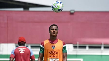 Arias treinou com bola neste sábado e deve encarar o Inter, na quarta