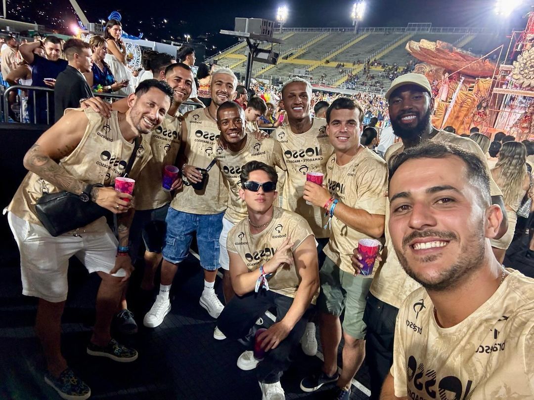 Ex-Cruzeiro curte noite de Carnaval no Rio com astro do Flamengo