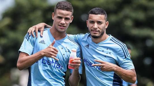 Arielson, artilheiro do Cruzeiro na Copinha, posa para foto ao lado de William
