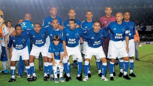 Aristizábal e Alex são dois dos principais jogadores do Cruzeiro em 2003 • Divulgação/Cruzeiro