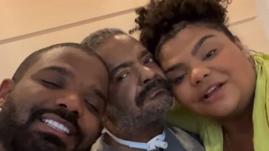 Arlindo Cruz ao centro com Arlindinho e Flora