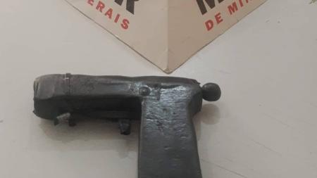 Arma apreendida é de fabricação caseira