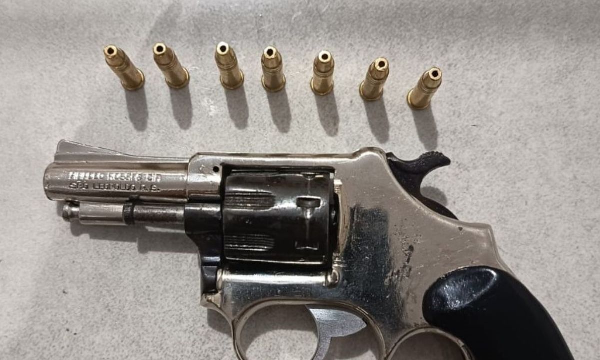 PMMG prende homem que anunciou venda de arma em aplicativo de mensagens
