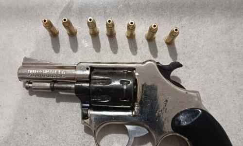 Arma e munições foram apreendidas com homem pela PM em Dores do Turvo, na Zona da Mata