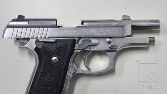 Arma de uso restrito foi apreendida pela polícia