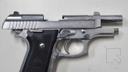 Arma de uso restrito foi apreendida pela polícia