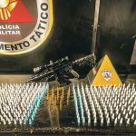 Homem é preso com fuzil de uso restrito e drogas em Juiz de Fora