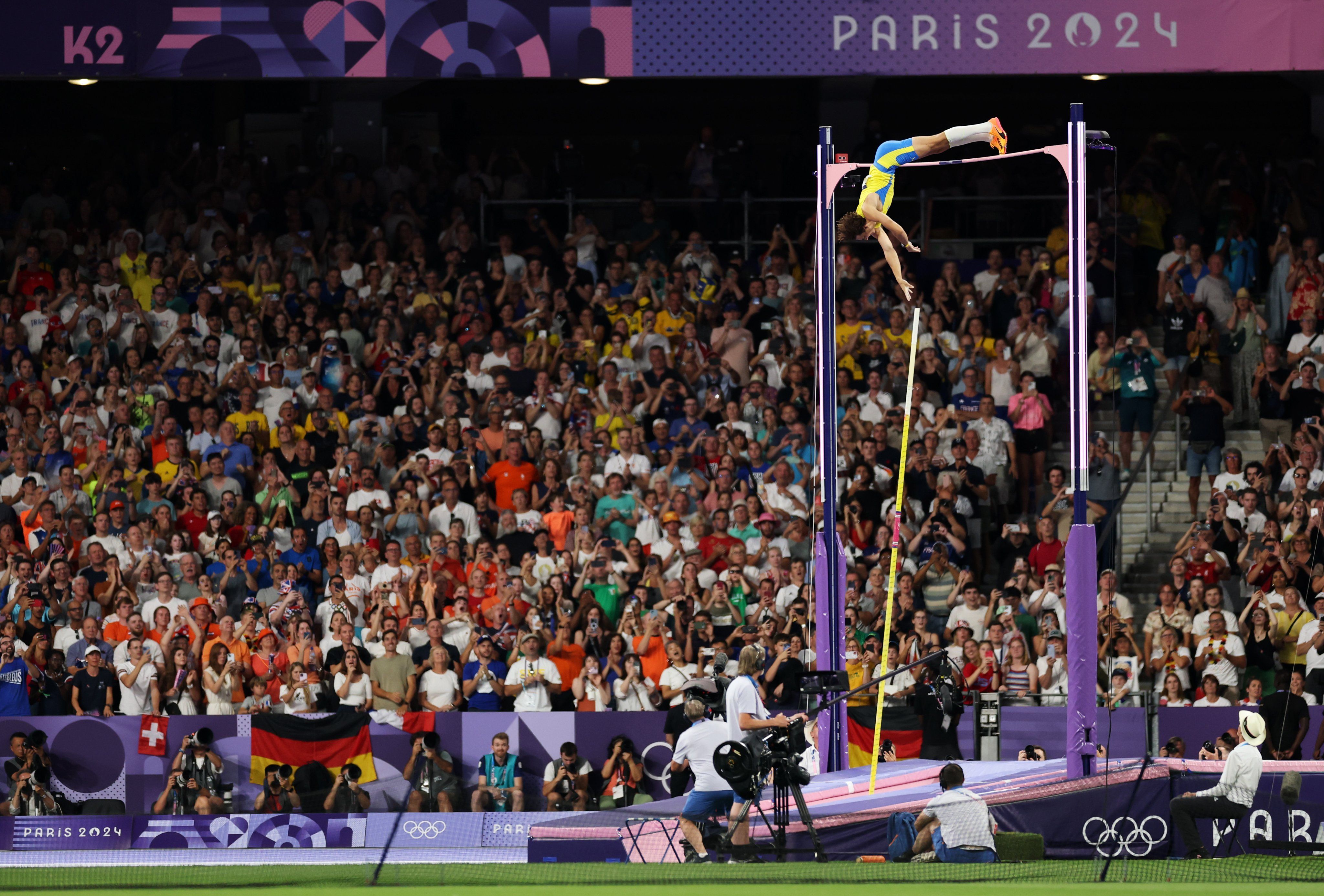 Duplantis faz história em Paris 2024, quebra recorde mundial e é ouro no salto com vara