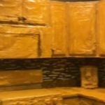 TikToker cobre a cozinha dos pais com manteiga de amendoim 