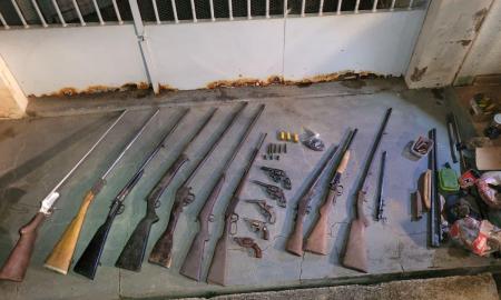 Armas apreendidas em operação conjunta da PMMG