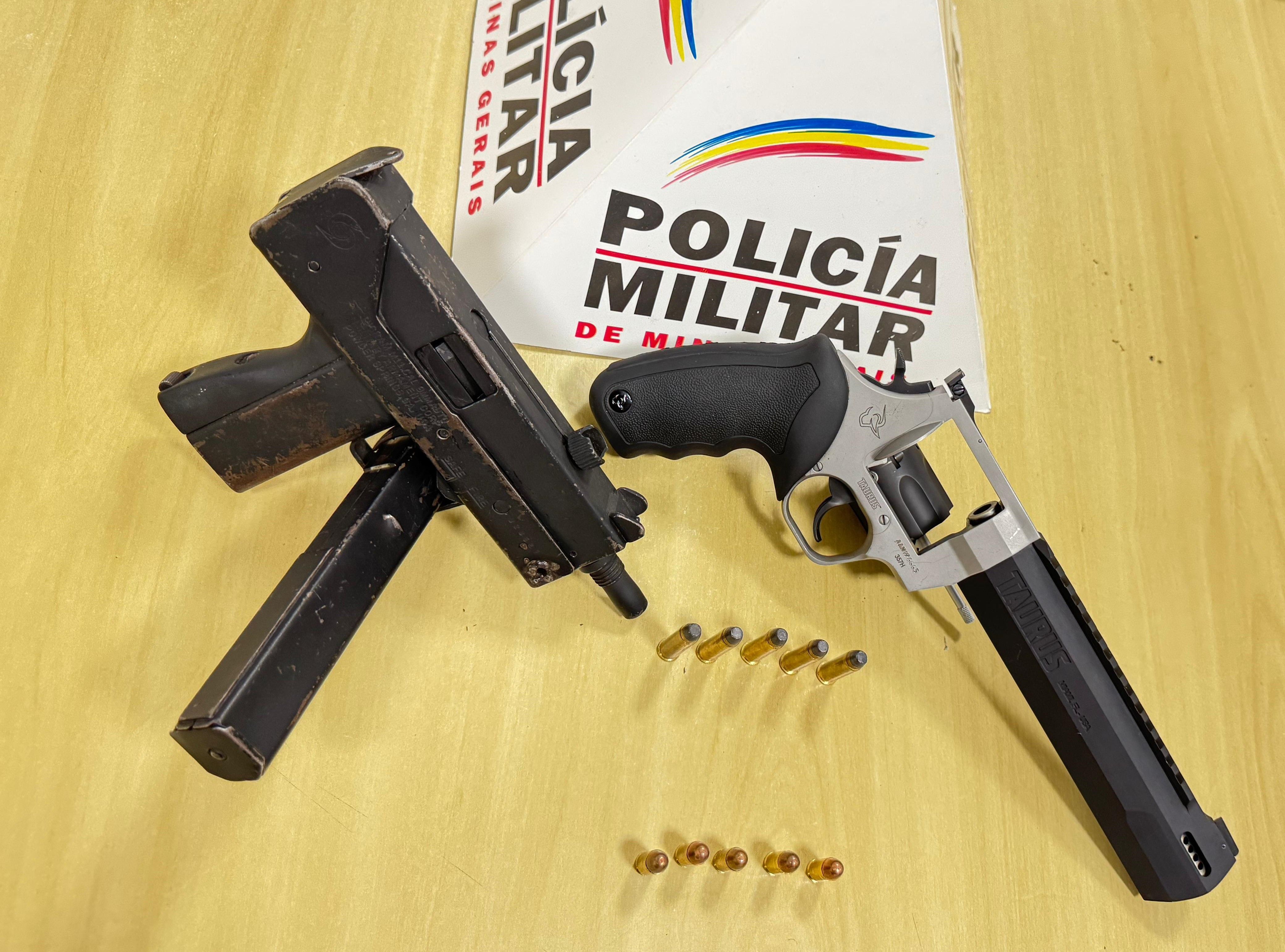 PM apreende submetralhadora e munições no bairro Veneza