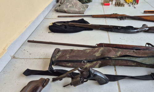 Armas e equipamento apreendidos