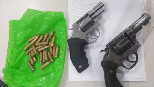 Armas e munições apreendidas com suspeitos de participar de briga de torcidas do Fortaleza
