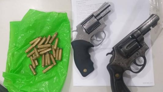Armas e munições apreendidas com suspeitos de participar de briga de torcidas do Fortaleza