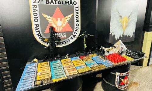 Armas e munições apreendidas pela PMMG no Bairro Barbosa Lage após denúncia