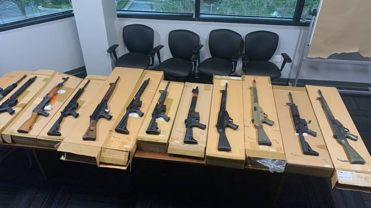 Polícia dos EUA apreende 12 fuzis comprados por facções cariocas 