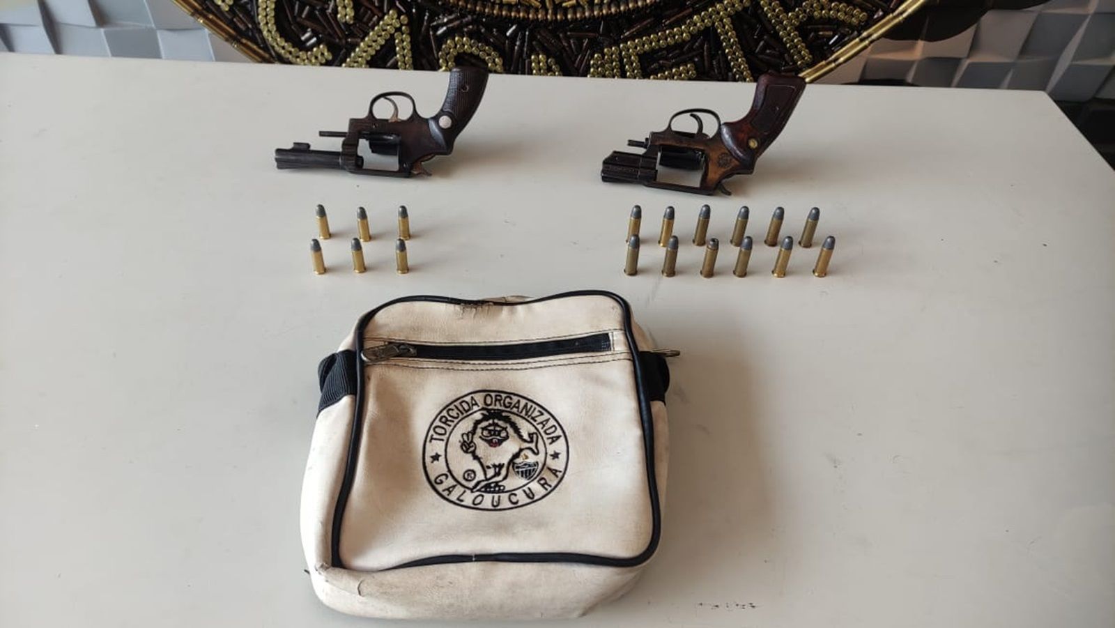 Polícia encontra duas armas na sede da Galoucura em BH e prende segurança