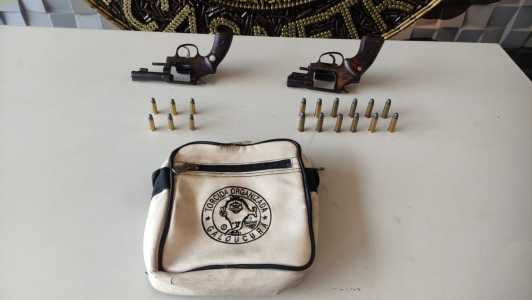 Foto mostra armas, munição e bolsa da Torcida Organizada Galoucura