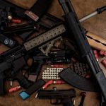 Milhares de armas de uso restrito que não foram recadastradas causam preocupação; entenda  