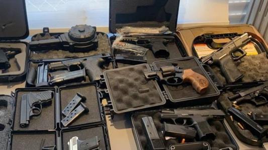 Armas, incluindo fuzis, dinheiro e ouro foram apreendidos