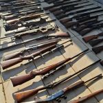 PM apreende mais de 100 armas, incluindo uma submetralhadora, em sítio de SP