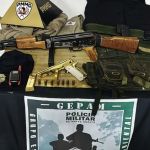 Homem é preso com fardas da PM, arma e réplica de fuzil no Aglomerado da Serra, em BH