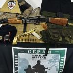 Homem é preso com fardas da PM, arma e réplica de fuzil no Aglomerado da Serra, em BH