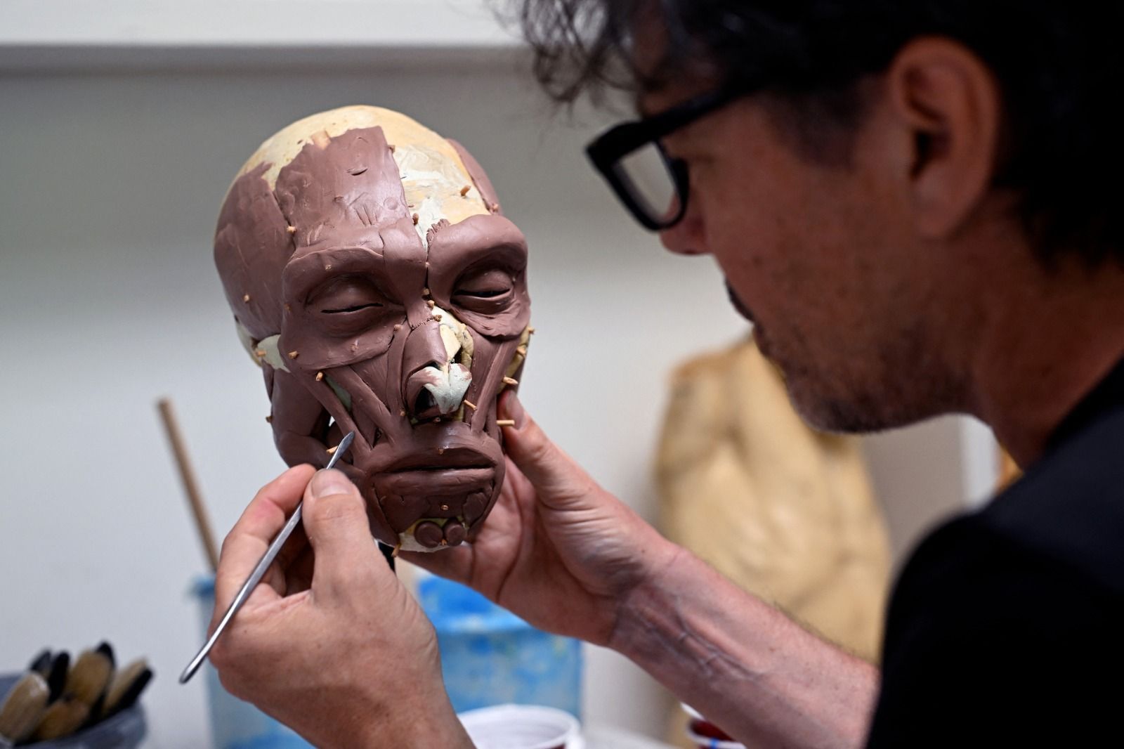 Cientistas e artistas recriam rosto de mulher pré-histórica de 10.500 anos
