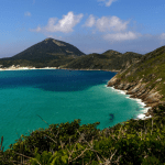 Brasil tem duas praias entre as 50 melhores do mundo; saiba quais