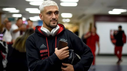 Arrascaeta chegando ao Maracanã para o jogo entre Flamengo e Goiás
