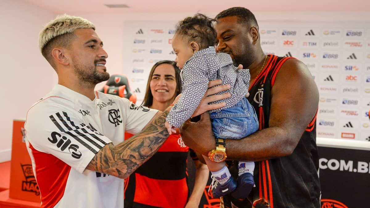 Flamengo promove encontro com pais que deram o nome de Arrascaeta ao filho
