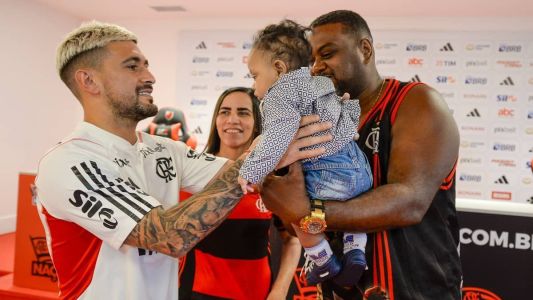 Arrascaeta com o bebê Alezandre De Arrascaeta, o pequeno rubro-negro