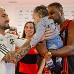 Flamengo promove encontro com pais que deram o nome de Arrascaeta ao filho