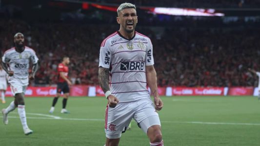 Arrascaeta comemora o gol contra para o Flamengo