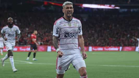 Arrascaeta comemora o gol contra para o Flamengo