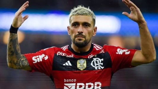 Arrascaeta comemora gol do Flamengo sobre o Fluminense, no Maracanã