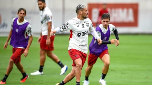 Arrascaeta durante atividade do Flamengo nesta quinta-feira (28)