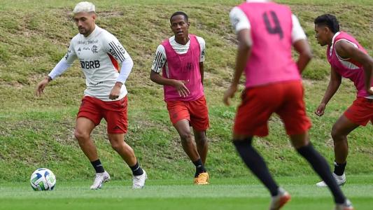 Arrascaeta durante atividade do Flamengo nesta terça-feira, no Ninho