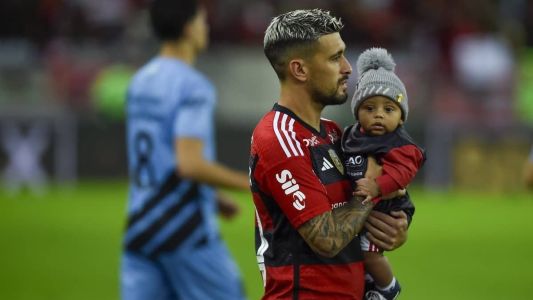 Arrascaeta e o bebê Alexandre De Arrascaeta, no Maracanã, antes da partida entre Flamengo e Athletico